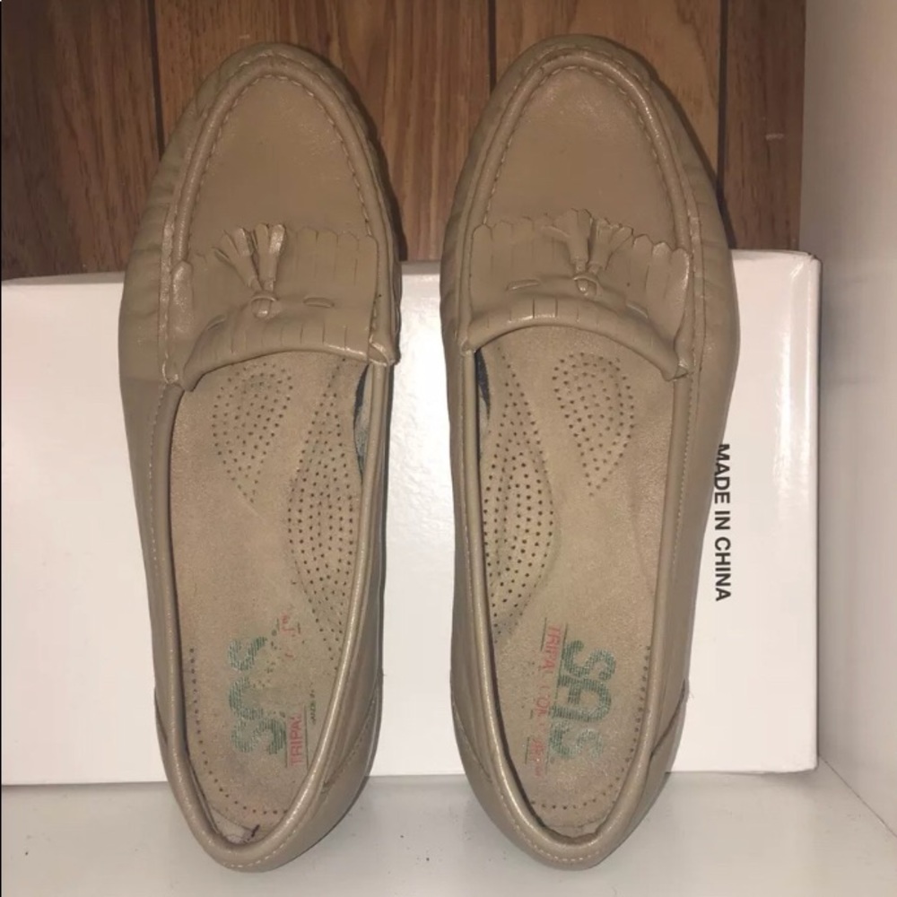 Cream badge flats loafers size 9.5W women’s